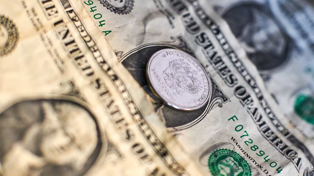 Крупнейшие экспортеры в августе увеличили продажу валюты до $2,4 млрд