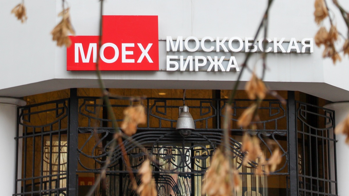 Рынок акций РФ открылся в утреннюю сессию снижением индекса IMOEX2 на 0,5%
