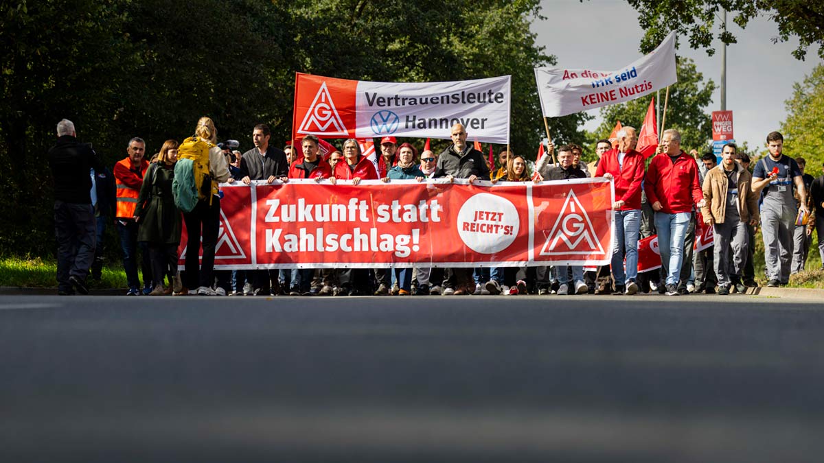 В Германии десятки тысяч сотрудников автопрома проводят акцию протеста