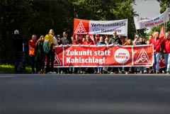 В Германии десятки тысяч сотрудников автопрома проводят акцию протеста