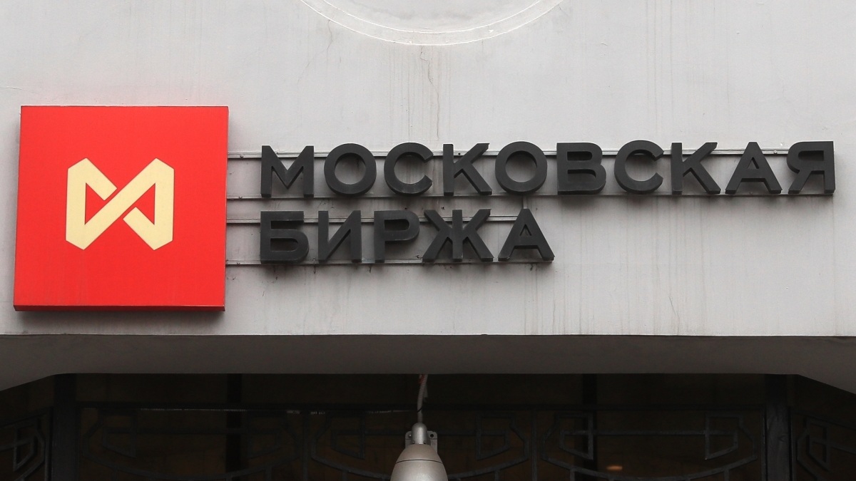 Рынок акций РФ открылся в утреннюю сессию снижением индекса IMOEX2 на 0,2%