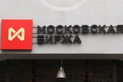 Рынок акций РФ открылся в утреннюю сессию снижением индекса IMOEX2 на 0,2%