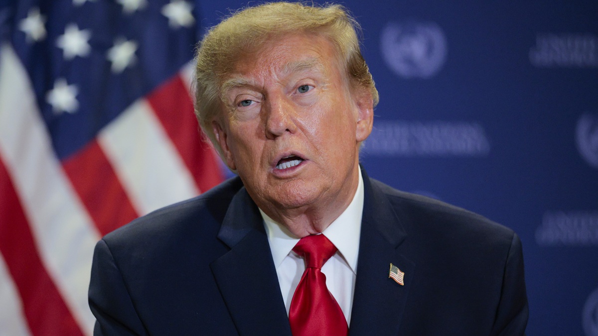 Трамп заявил, что просил Зеленского поменьше бить по НПЗ в России