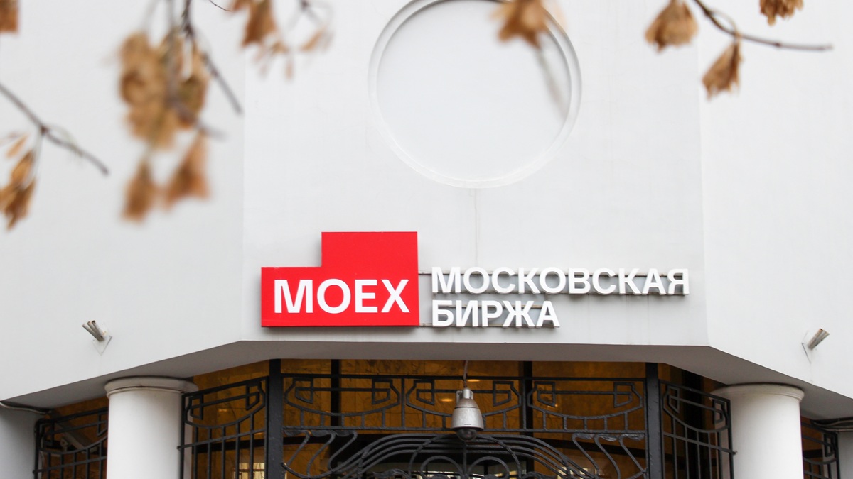 Рынок акций РФ открылся в утреннюю сессию ростом индекса IMOEX2 на 0,5%