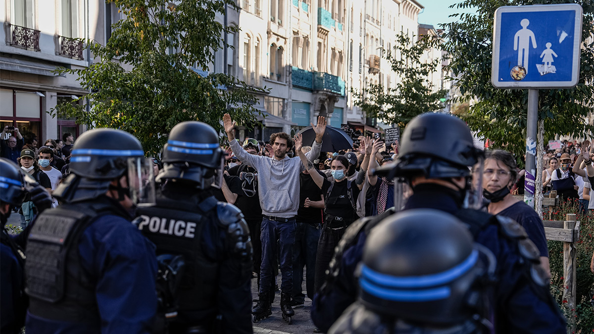 Полиции Франции запретили применять оглушающие гранаты во время протестов учащихся