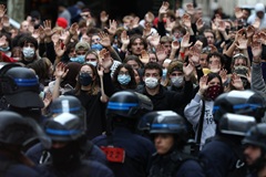 Во Франции продолжаются массовые протесты учащейся молодежи