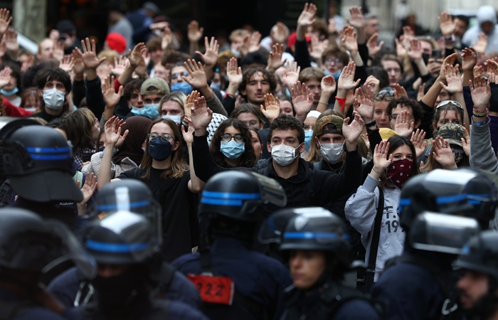 Во Франции продолжаются массовые протесты учащейся молодежи