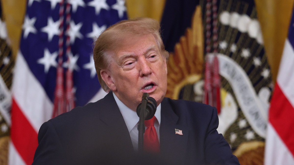 Трамп призвал ритейлеров в США снижать цены на горючее