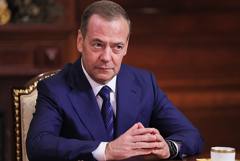 Медведев констатировал, что победу в СВО приближают не слова Трампа, а военные