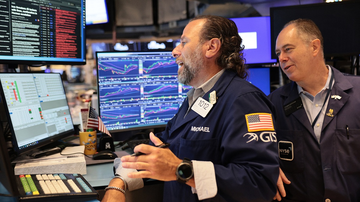 Nasdaq и S&P 500 снизились в понедельник, Dow Jones вырос
