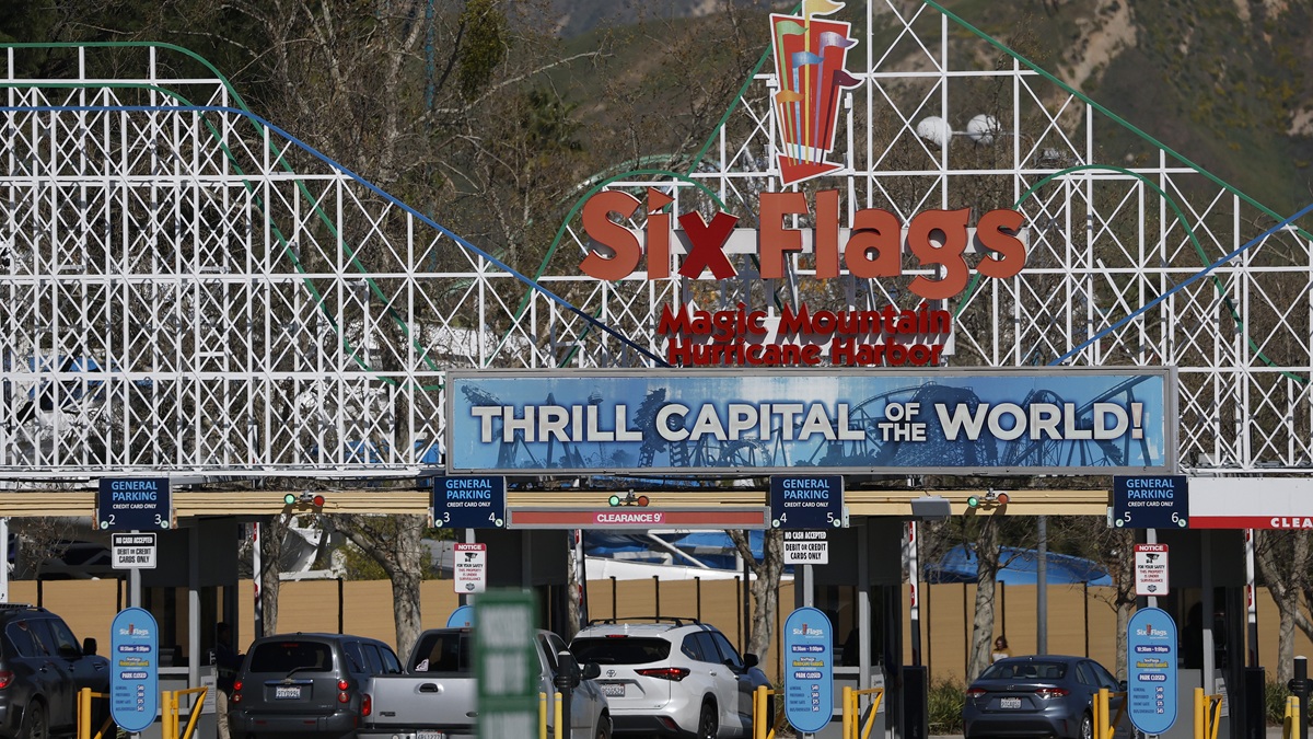 Один человек погиб, несколько пострадали в парке развлечений Six Flags в США