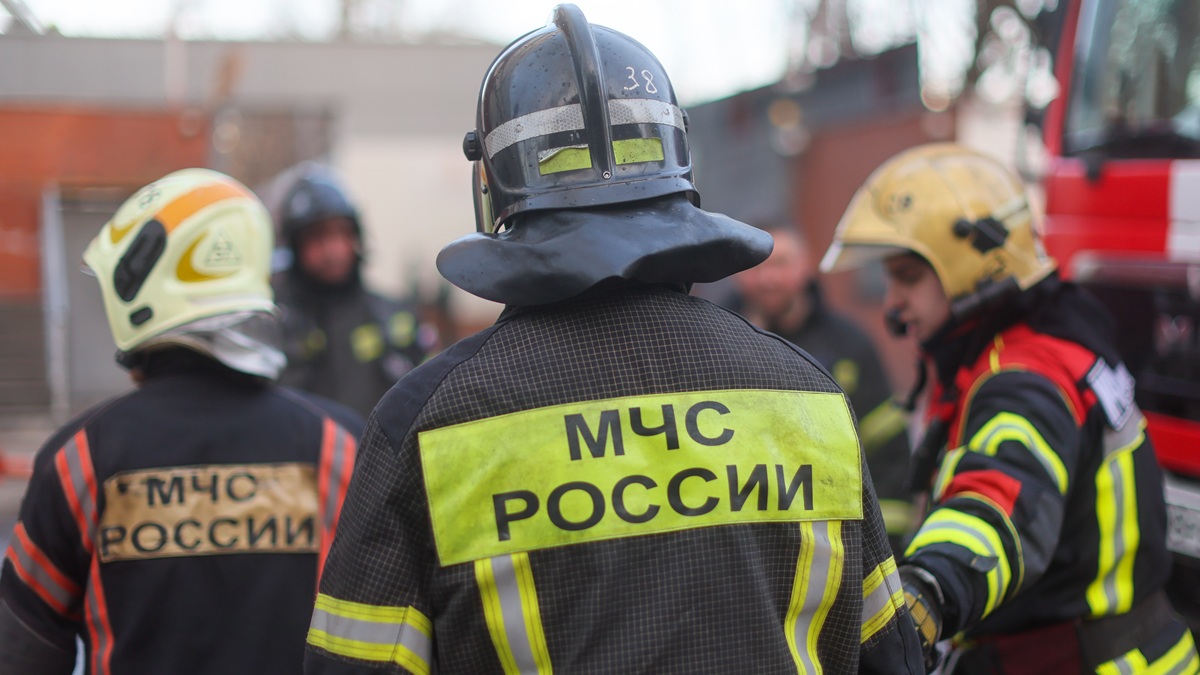Пожар площадью 1200 кв. м тушат на территории склада в Люберцах