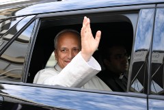 Папа римский Лев XIV покинул больницу и отправился в Ватикан