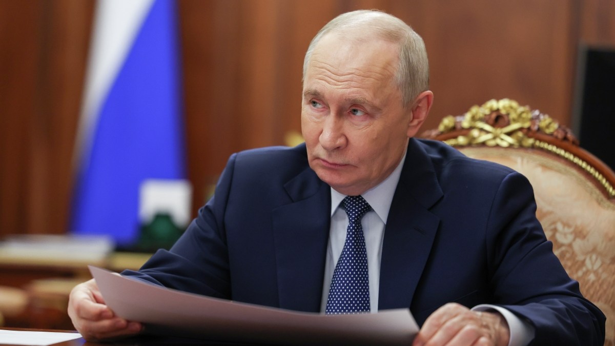 Путин поручил кабмину утвердить программу восстановления пострадавших объектов торговой и логистической инфраструктуры