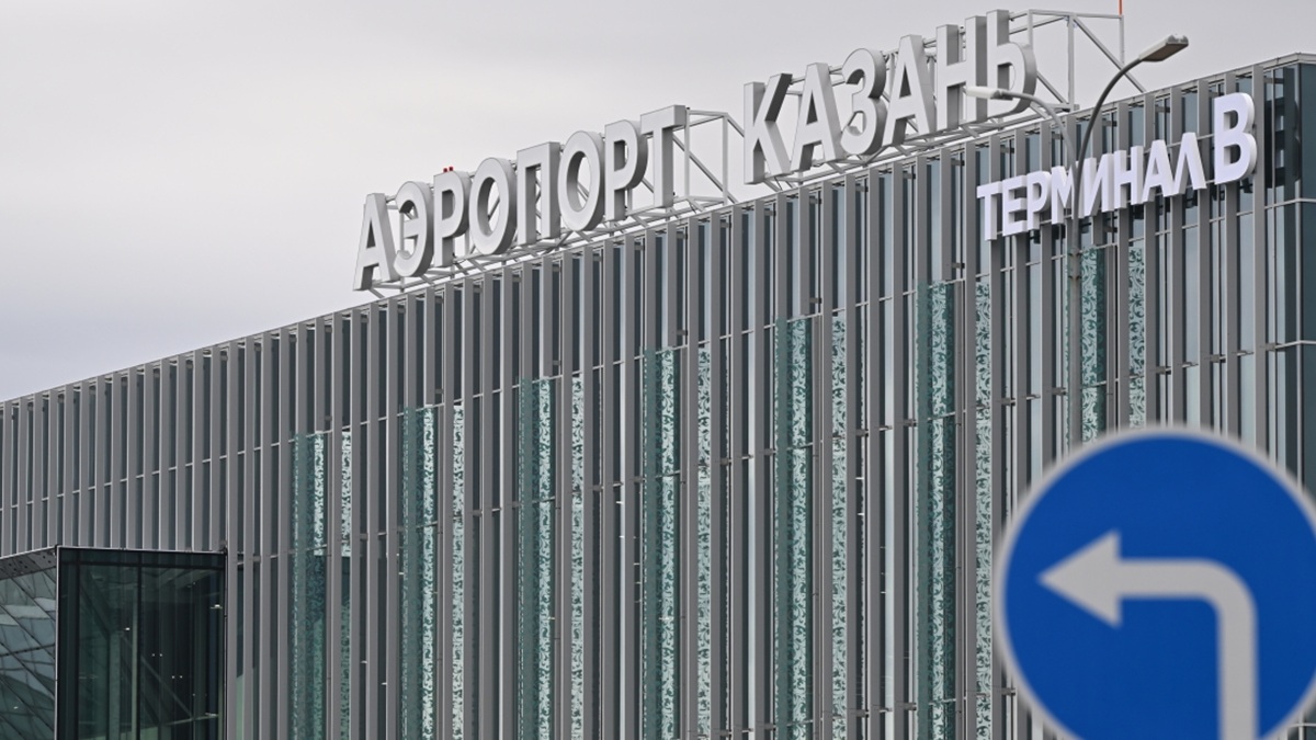 Аэропорт Казани приостановил работу