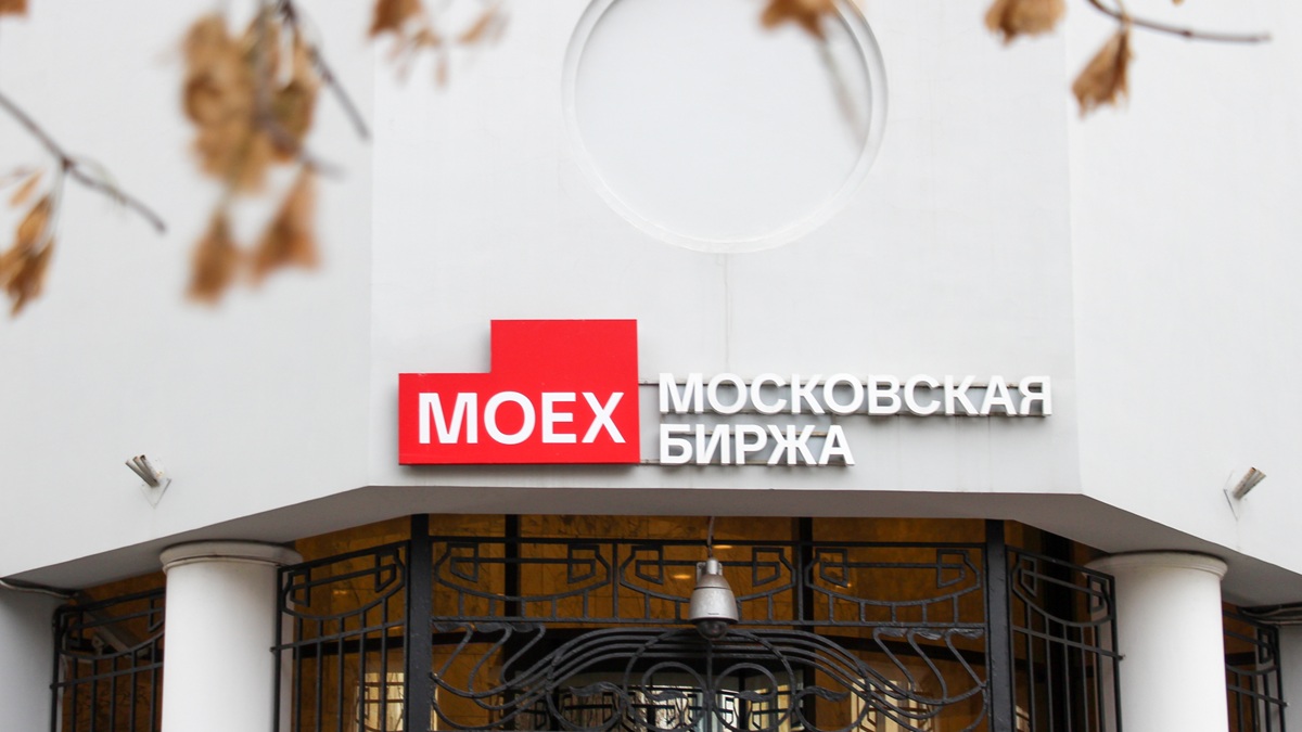Рынок акций РФ открылся в утреннюю сессию ростом индекса IMOEX на 1,1%