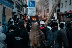 Во Франции в отдельных районах ввели комендантский час