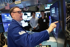 Dow Jones �������� ����� � ��������� �����, Nasdaq ���� ����������� � ����
