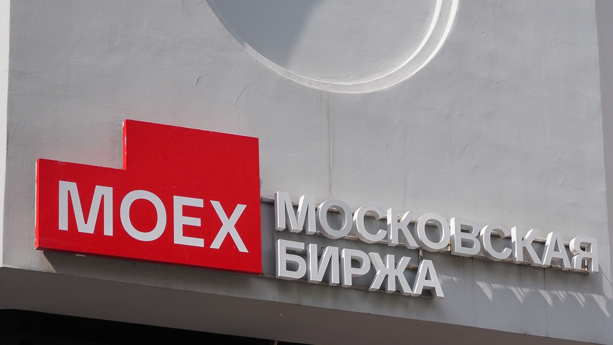 Рынок акций РФ открылся в утреннюю сессию ростом индексов МосБиржи и РТС на 0,2%