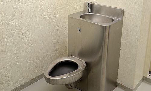 Террорист Брейвик будет содержаться в относительно просторных помещениях, включающих в себя комнаты с тренажерным залом, компьютером и телевизором.