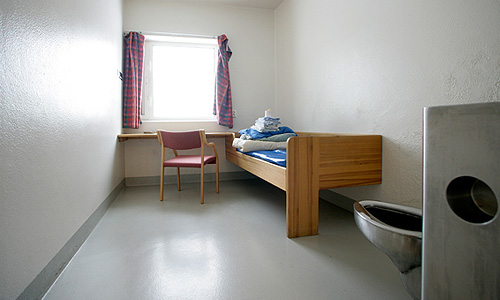 Террорист Брейвик будет содержаться в относительно просторных помещениях, включающих в себя комнаты с тренажерным залом, компьютером и телевизором.