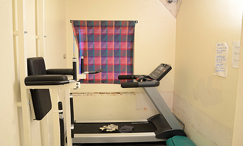 Террорист Брейвик будет содержаться в относительно просторных помещениях, включающих в себя комнаты с тренажерным залом, компьютером и телевизором.