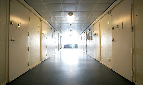 Террорист Брейвик будет содержаться в относительно просторных помещениях, включающих в себя комнаты с тренажерным залом, компьютером и телевизором.