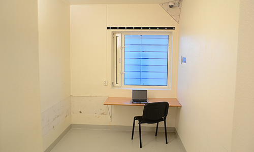 Террорист Брейвик будет содержаться в относительно просторных помещениях, включающих в себя комнаты с тренажерным залом, компьютером и телевизором.